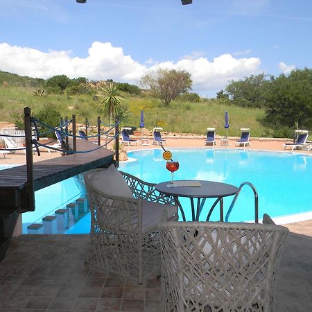Relais Fenicottero Rosa Pensionat Porto Taverna Eksteriør billede