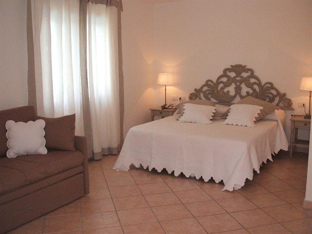 Relais Fenicottero Rosa Pensionat Porto Taverna Eksteriør billede