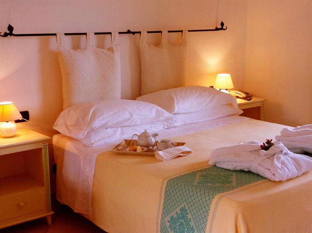 Relais Fenicottero Rosa Pensionat Porto Taverna Eksteriør billede