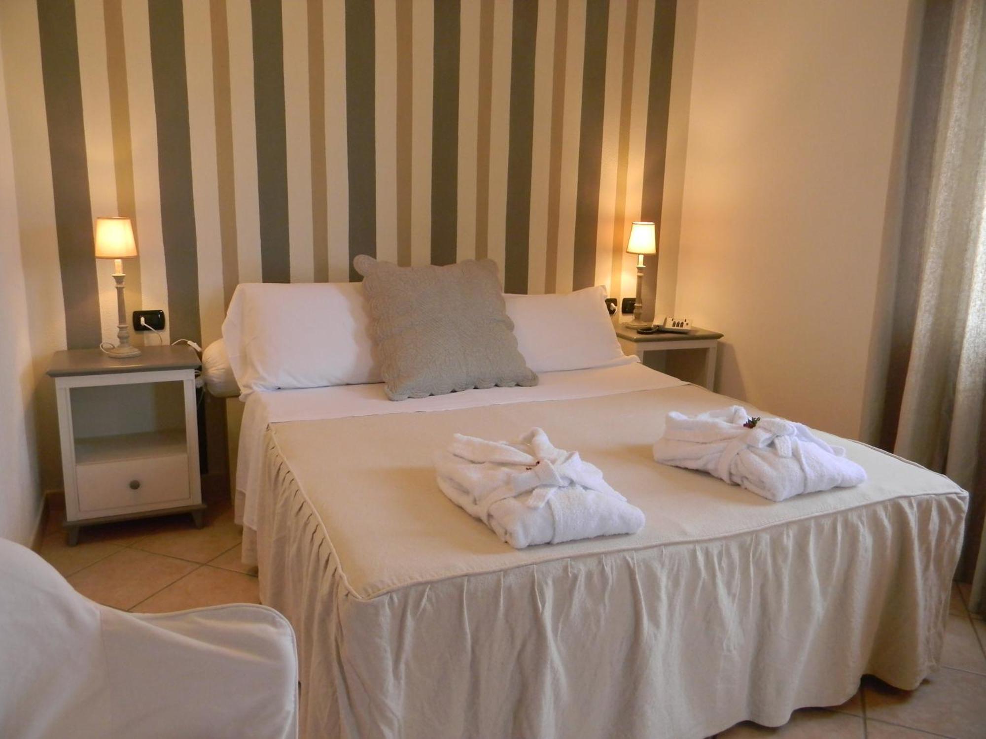 Relais Fenicottero Rosa Pensionat Porto Taverna Eksteriør billede