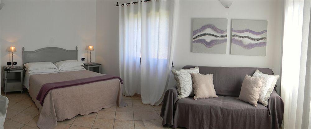 Relais Fenicottero Rosa Pensionat Porto Taverna Eksteriør billede