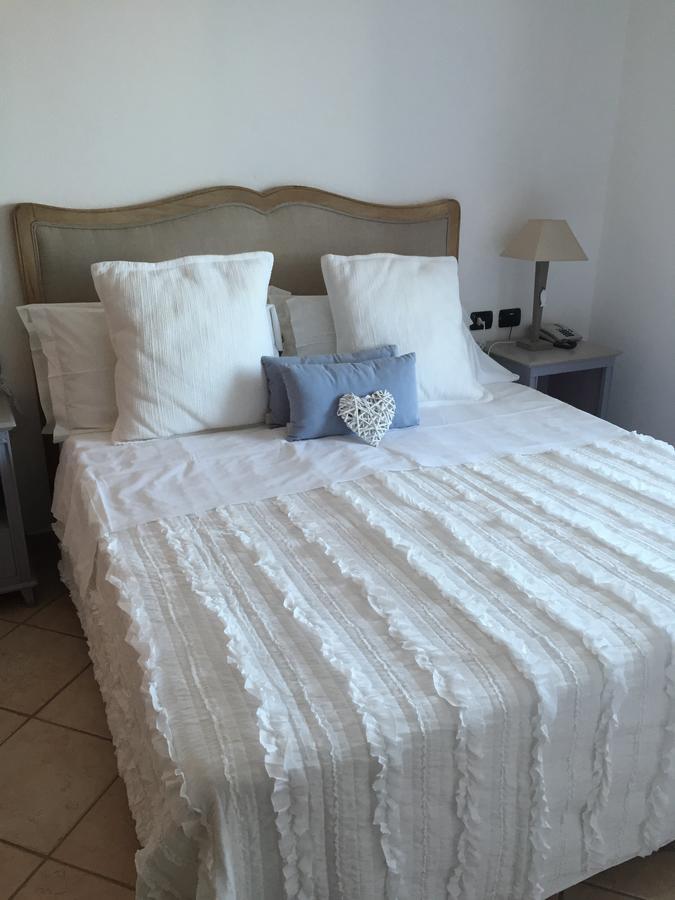 Relais Fenicottero Rosa Pensionat Porto Taverna Eksteriør billede