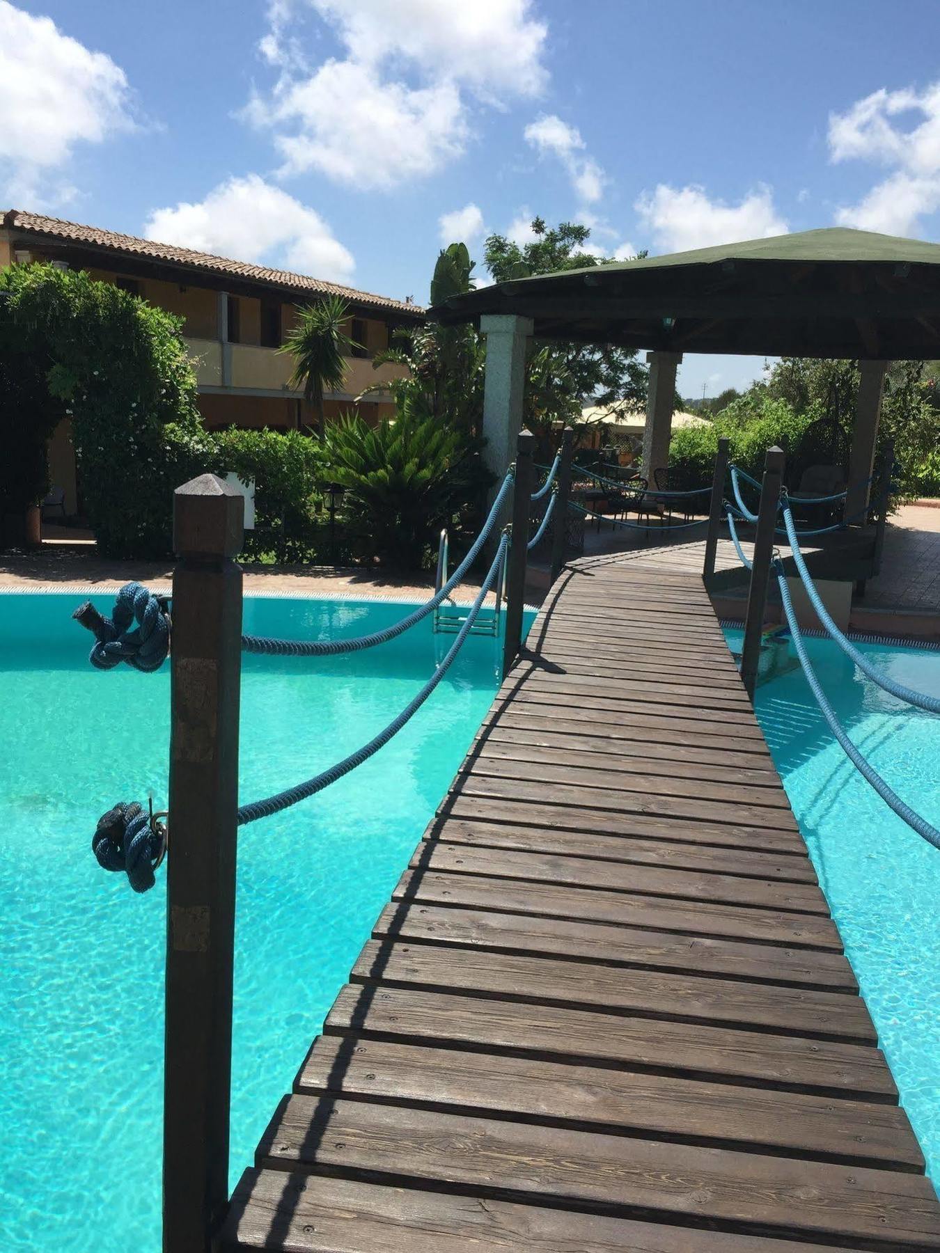 Relais Fenicottero Rosa Pensionat Porto Taverna Eksteriør billede