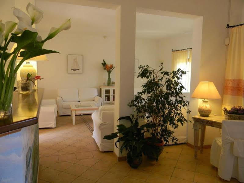 Relais Fenicottero Rosa Pensionat Porto Taverna Eksteriør billede