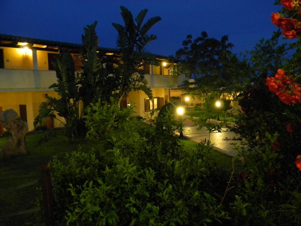 Relais Fenicottero Rosa Pensionat Porto Taverna Eksteriør billede