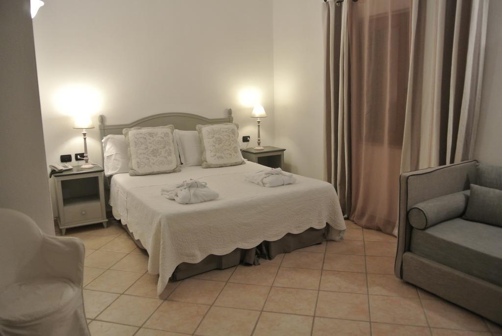 Relais Fenicottero Rosa Pensionat Porto Taverna Eksteriør billede